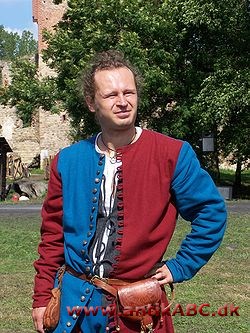 mi-parti-dragt, hvis højre og venstre halvdel har forskellig farve, kom i 1100-tallet, udbredt i 1300-tallet, forsvandt i 1500-tallet, bevaret i narredragt