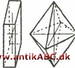 monoklinisk (af græsk monos, ene og klinein, hælde) om krystalform med tre ulige lange akser ...