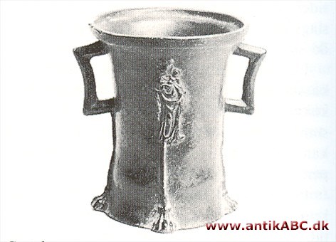 Beholder til at pulverisere f.eks. krydderier i. Kendt fra oldtiden og brugt op til slutningen af 1800-tallet. Fremstillet af messing, jern, bronze, glas, porcelæn, fajance, sten