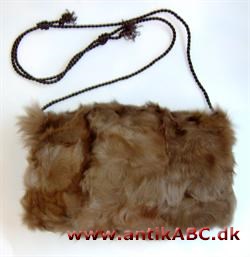 muffedisse en i begge ender åben cylinder af fløjl, fjer, pelsværk, hvori hænderne holdes varme