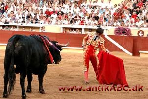 mu'leta (spansk) stang med rød vimpel brugt ved tyrefægtninger til at tirre tyren med