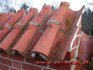 munke-nonnetegl, middelalderlige tegltagsten, de fladere og bredere nonner med hulsiden opad, de smallere og mere runde munke med hulsiden nedad