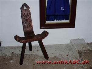 munkestol, trebenet stol med trekantet sæde, arm- og ryglæn