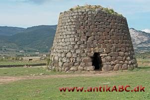 nuragh er befæstede tårne, der findes på Sardinien og stammer fra bronzealderen. De har form som en afstumpet kegle og er opført af sammenstablede sten