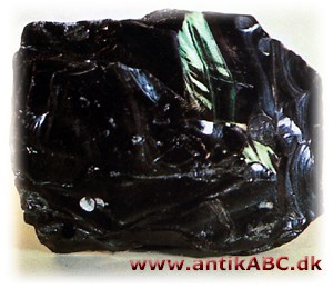 obsidian (latin af navnet Obsidius, mineralets angivelige opdager) sort glasagtigt vulkansk mineral