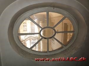 lille rundt eller ovalt vindue, anbragt under en hvælving, på et loft, i en kælder eller i en gavl