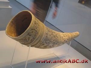 olifant (gammel fransk elefant) middelalderligt jagthorn af elfenben med relief af jagt- og kampscener