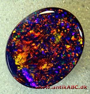 Opal er en særpræget, amorf ædelsten bestående af mikroskopisk tynde siliciumoxid-lag