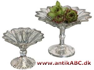 opsats, flad skål på stilk og fod, til mange formål fra barokkens pryd-opsats over klunketidens visitkortskåle til moderne bordopsatser