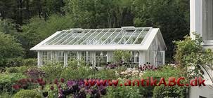 orangeri orangeri (fransk) sydvendt bygning med store vinduer, til overvintring af appelsintræer o.lign. ved paladser i Nordeuropa, nu også i Danmark