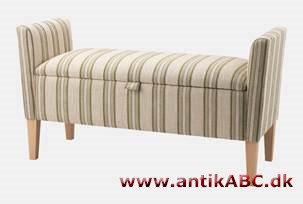 Divan, polstret sofamøbel uden ryg, af persisk oprindelse, populær i Europa fra begyndelsen at 1800-tallet og frem