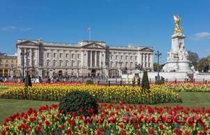 Et palads er en storslået bopæl, der er bolig eller hjemsted for et statsoverhoved eller en anden dignitar