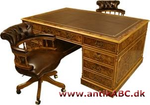 En stor engelsk skrivebordstype, som kom i brug i det sene 1700-tal, og som forrige århundrede igennem var ret populær