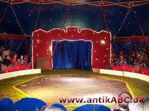 manege (af italiensk maneggiare, føre ved hånden) ridebane, cirkelrund plads i cirkus