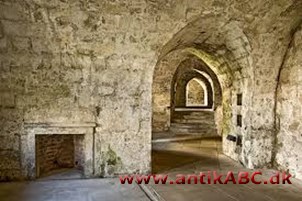 kasemat (græsk chasmata, kløft i jorden) bombesikkert rum i fæstning