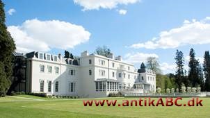 landsted, mindre slot eller større villa i landlige omgivelser; fungerer som feriested for bybo