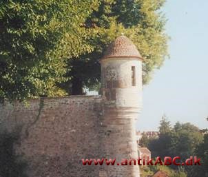 peberbøsse = échauguette (fransk: udsigtstårn) lille vagttårn på hjørne af fæstningsmur eller tårn