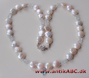 perlestav, spinkel stavdekoration af småkugler, ofte vekslende med ovale led
