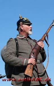 pikkelhue, den prøjsiske soldaterhjelm fra første verdenskrig, kronet af spids pig