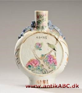 pilgrimsflaske, rund eller oval, flad flaske af ler, metal, glas, ofte med relief