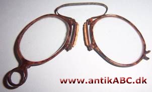 pincenez pincenez (fransk næseklemmer) lorgnet, efterkommer af de gamle bøjlebriller fra renæssancen