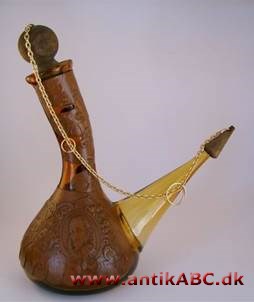 porron (spansk) krukke eller glaskande med tud til at hælde indholdet i munden ved at holde et stykke over munden