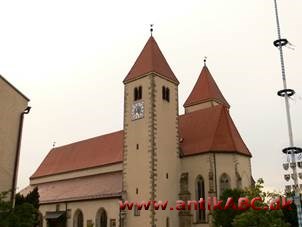 pseudobasilika [søvdo-] (af græsk pseudes, falsk og basilika) bygning, som udvendig ser ud som basilika 