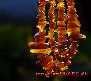 rav, gult eller gulbrunt mineral dannet af harpiks fra forhistorisk tid, anvendt til smykker siden stenalderen