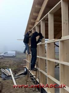 rejsværk = stavværk. Rejsværk (fra norsk reisverk, svensk resvirke; at rejse bygning (især ældre eller arkæologisk) opretstående tømmerstokke 