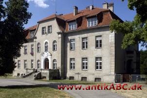 risalit: (italiensk fremspring) fremspringende parti på bygnings facade, oftest midterpartiet og sidefløjenes ender