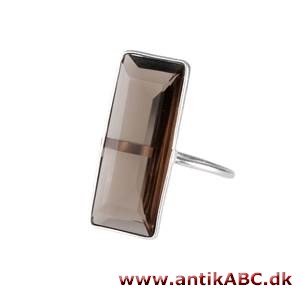 røgtopas, rødbrun topas. Brunlig til sort kvarts, der udskæres som bjergkrystal 