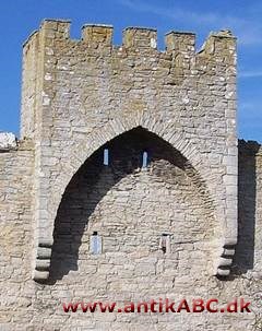 sadeltårn; i mur, på udbyggede konsoller hvilende tårn på ringmur