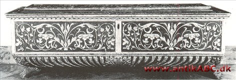 sarkofag (af græsk sarkos, kød og fagein, æde) oprindelig om kiste af porøs sten, som fortærede liget; nu: monumental stenligkiste. 