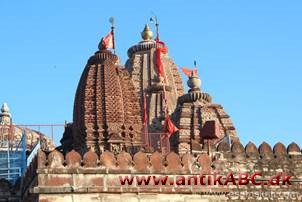 shikhara (sanskrit) bueformet forjynget tempeltårn kronet med amalaka i indisk nagarastil