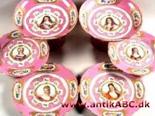 Sèvres porcelæn (fra fransk fabrik grundlagt 1738 ved Vincennes ved Paris, flyttet til Sèvres 1756)