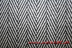 sildebensmønster, af parallelle rækker af korte skrålinjer, som løber sammen parvis i spids vinkel, så tegningen kan minde om fiskeskelet