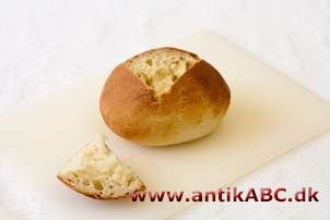 simlegul farve (fra latin simila, fint hvedemel) på gammelt dansk semle, en slags rundstykke; varm gul farve