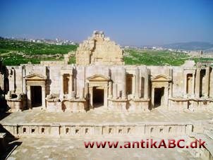 skene (græsk) i det gamle græske teater den bygning, skuespillerne kom ud fra og optrådte foran