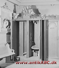 skriftestol, i katolsk kirke særligt aflukke med to rum med gitter imellem, hvor skriftefaderen befinder sig på den ene side mens skriftebarnet på den anden