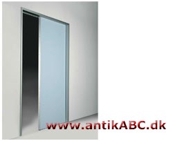 skydedør, lukkes ikke op og i, men skydes sidelæns frem og tilbage