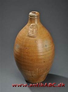 skæggemand, korthalset, tykbuget stendunk med skægget hoved på halsen. (også kaldet Abraham)