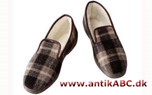 slippers (af engelsk slip, lade glide) = tøfler