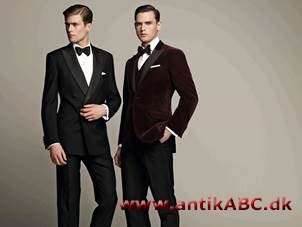 smoking (engelsk rygning) sort, selskabsdragt med kort jakke til herrer; på engelsk hedder den: dinner-jacket