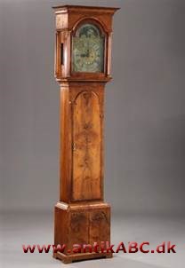 standur, stående; i modsætning til lomme-ur, væg-ur = bornholmer