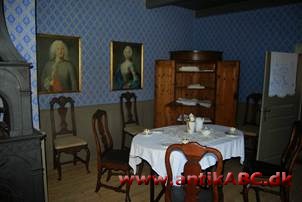 storstue; tidligere den største stue i bondehus, kun brugt ved særlige lejligheder = stadsstue
