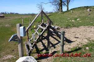 stænte (af stande, stå); overgang over gærde, låge 
