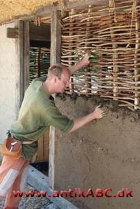 støjle, lodret stok i bindingsværksvæg, som vidjerne flettes om til lerkliningen