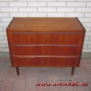 teaktræ Teaktræet (Tectona grandis) er et stort, løvfældende træ med en kuplet vækstform. Træet er kendt som kvalitetstømmer