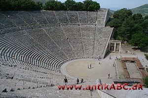 teater (af græsk theasthai, se, betragte) det græske teater med halvrunde tilskuerpladser i trappetrinsanordning og kredsrund danseplads
