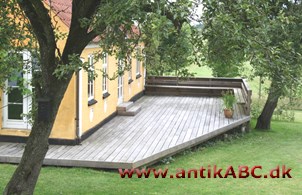 terrasse, (af italiensk terra, jord);  plan forhøjning foran bygning
